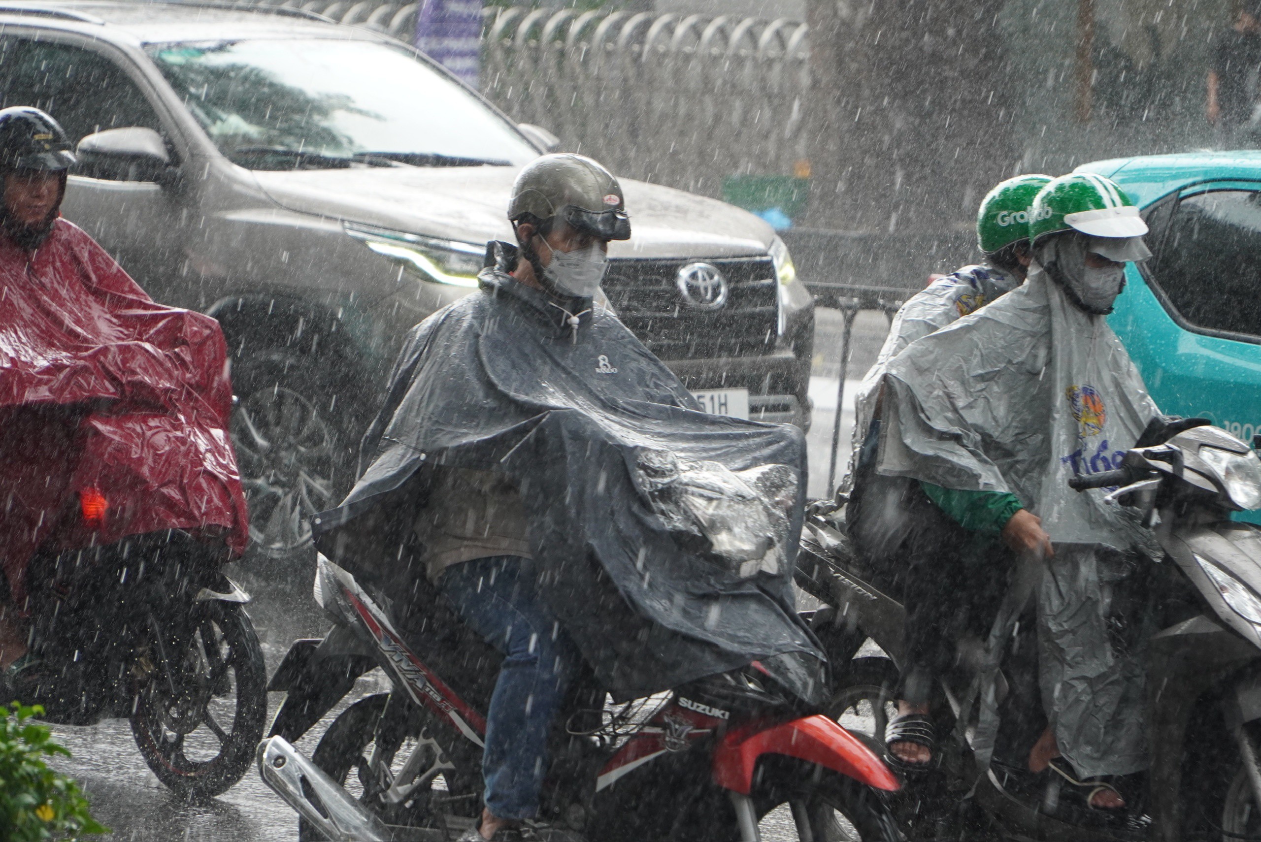 Mưa lớn trút xuống khu vực trung tâm TPHCM