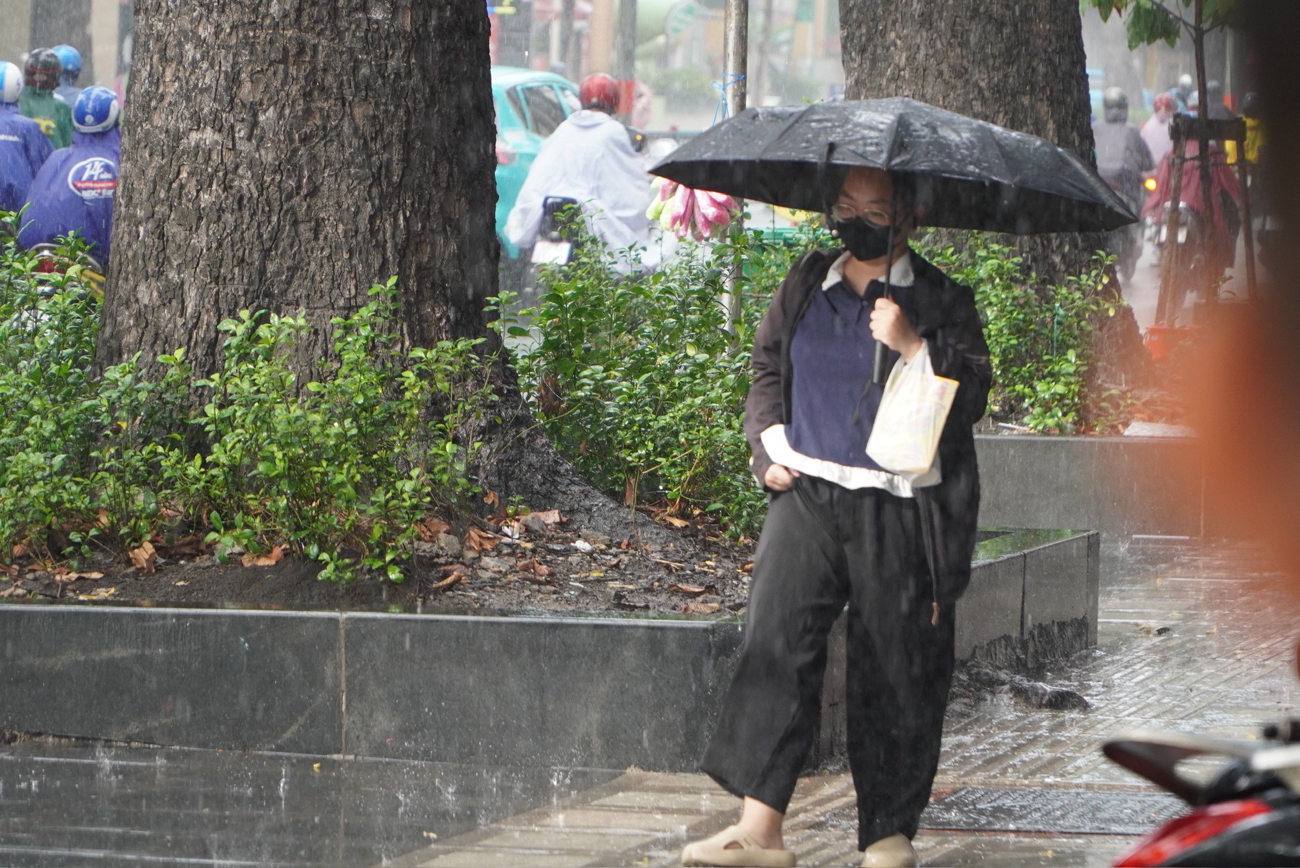 Người dân đội mưa đi làm
