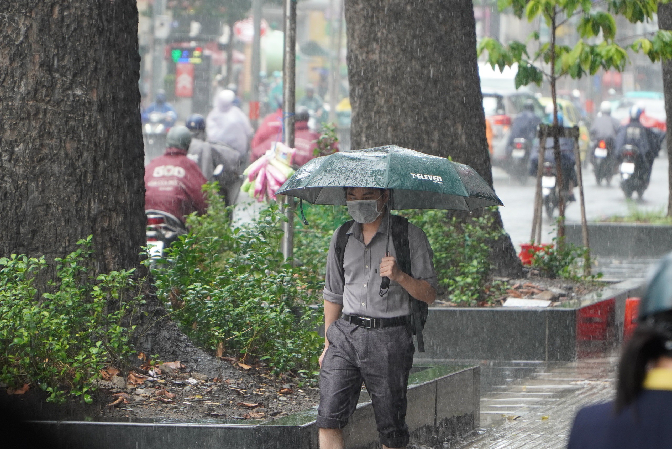 Người dân đội mưa đi làm