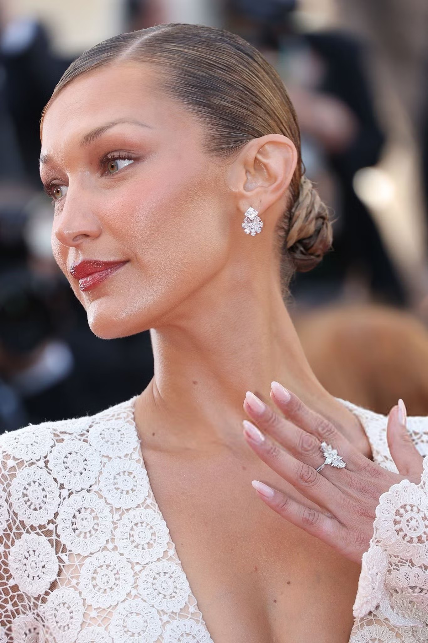 Tại buổi công chiếu La Bataille de Gaulle : L'age de fer, siêu mẫu Bella Hadid trở thành tâm điểm với thiết kế cầu kỳ của Schiaparelli. Bộ váy được tạo thành từ những vòng tròn móc crochet, đi kèm khoảng hở lớn ở phần bụng và ghim cài màu đen nổi bật. Thiết kế lấy cảm hứng từ phong cách biểu tượng của Jane Birkin trong thập niên 1960. Cô hoàn thiện diện mạo bằng trang sức Chopard.