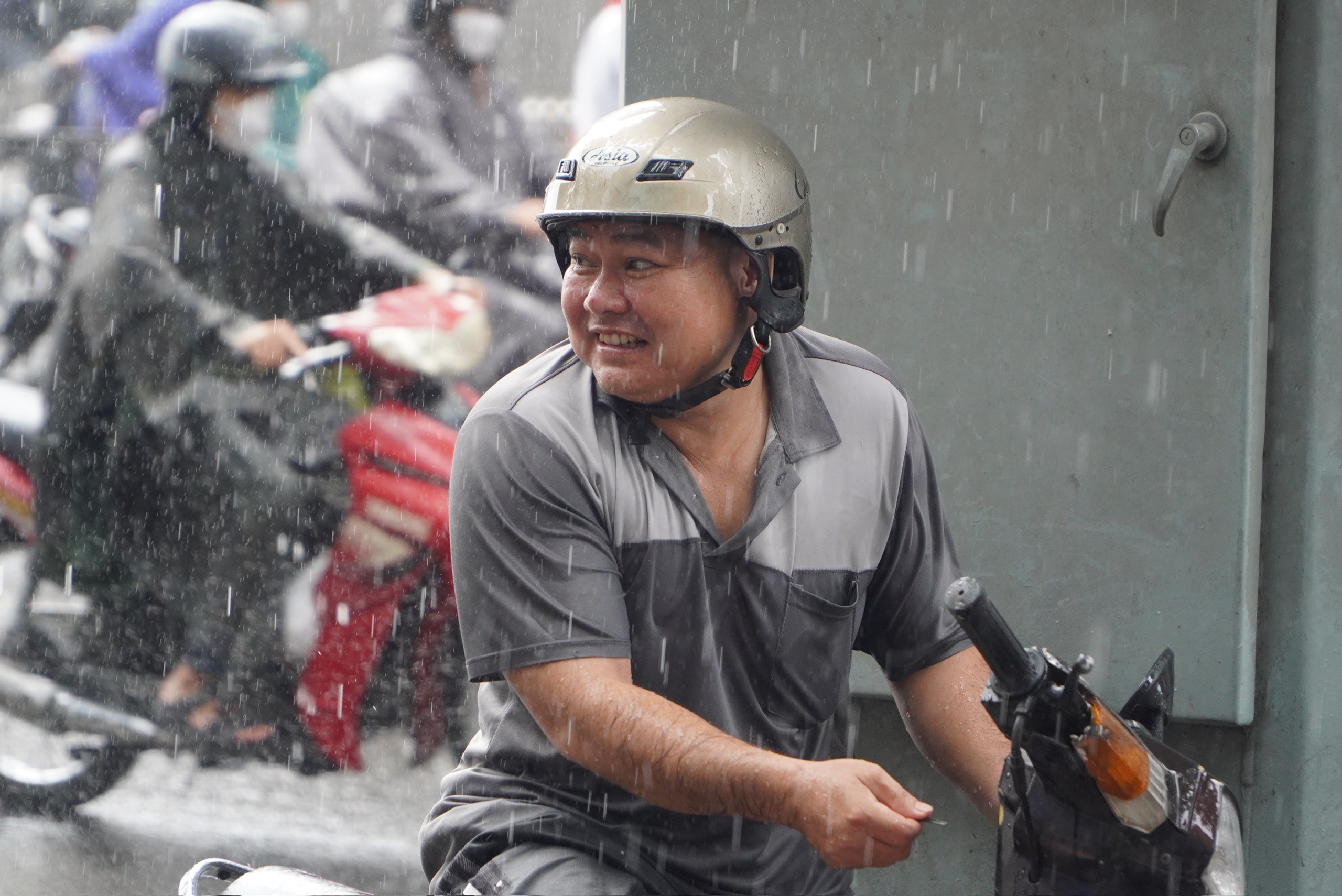 Mưa lớn gây trở ngại cho nhiều người trong quá trình đi làm