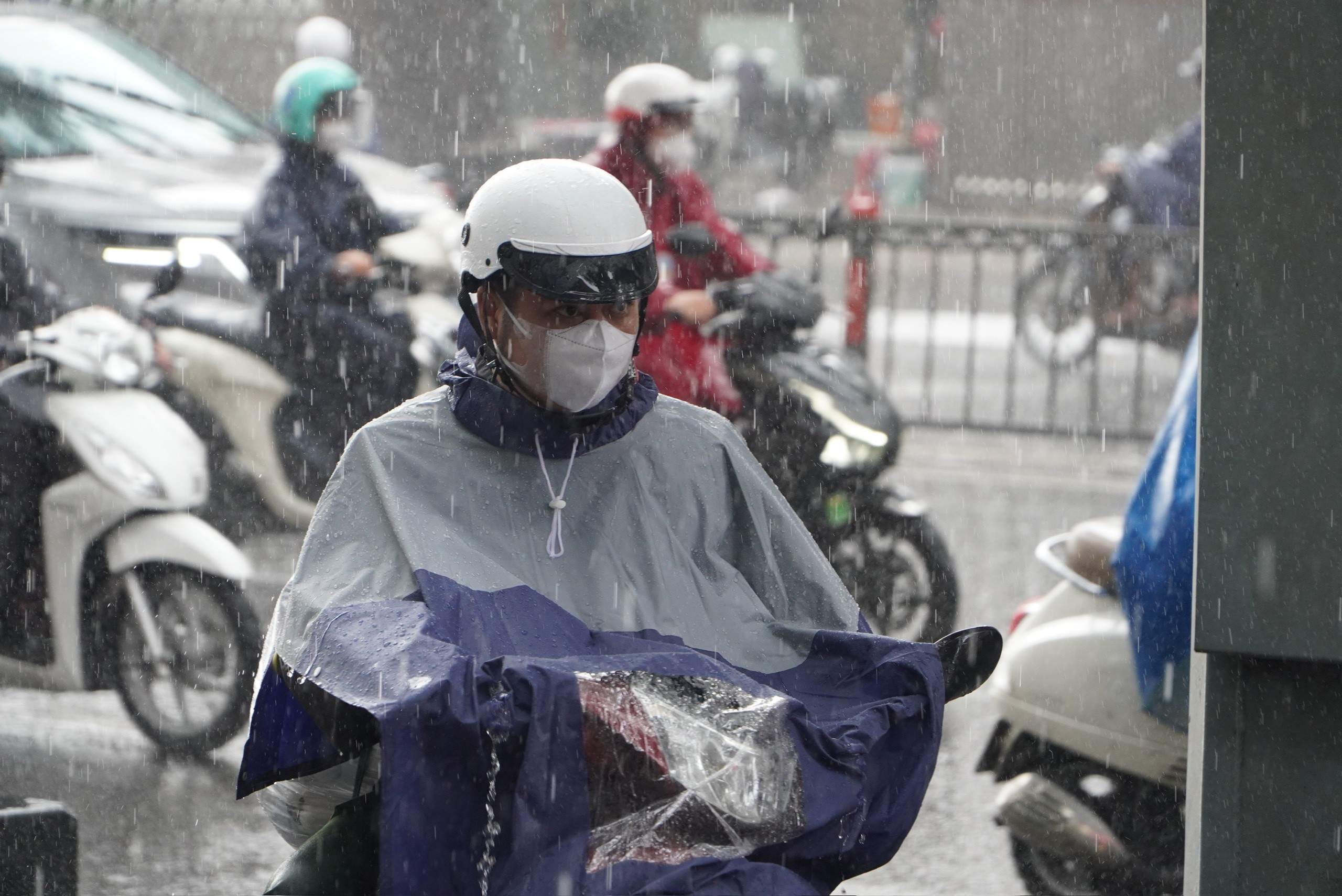 Mưa lớn gây trở ngại cho nhiều người trong quá trình đi làm