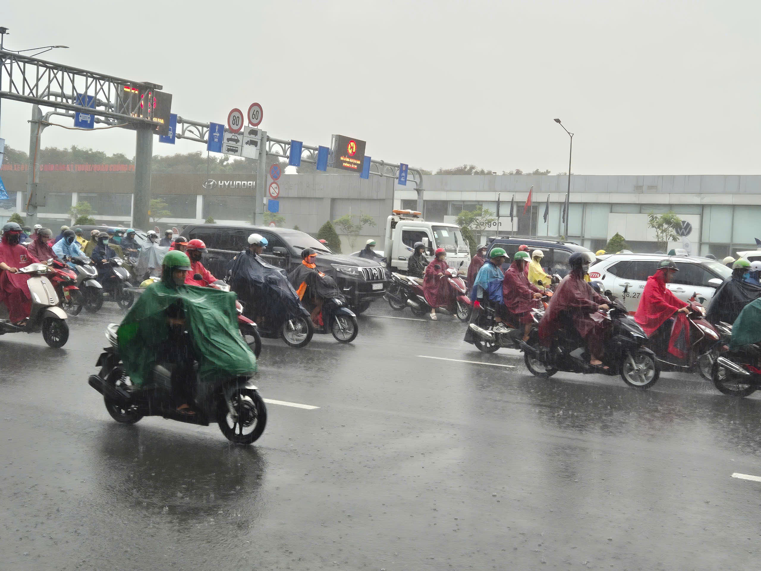 Mưa lớn trên đường Cộng Hòa