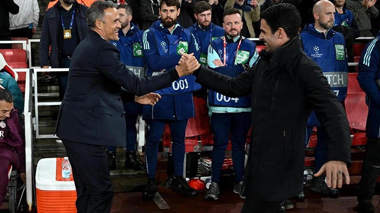 HLV Enrique (bên trái) đánh giá cao đồng nghiệp Arteta và CLB Arsenal