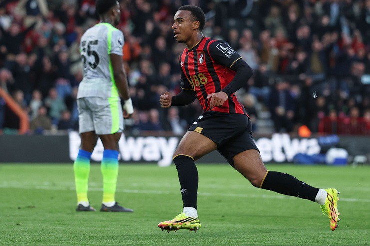 Kroupi ăn mừng bàn thắng vào lưới Man City
