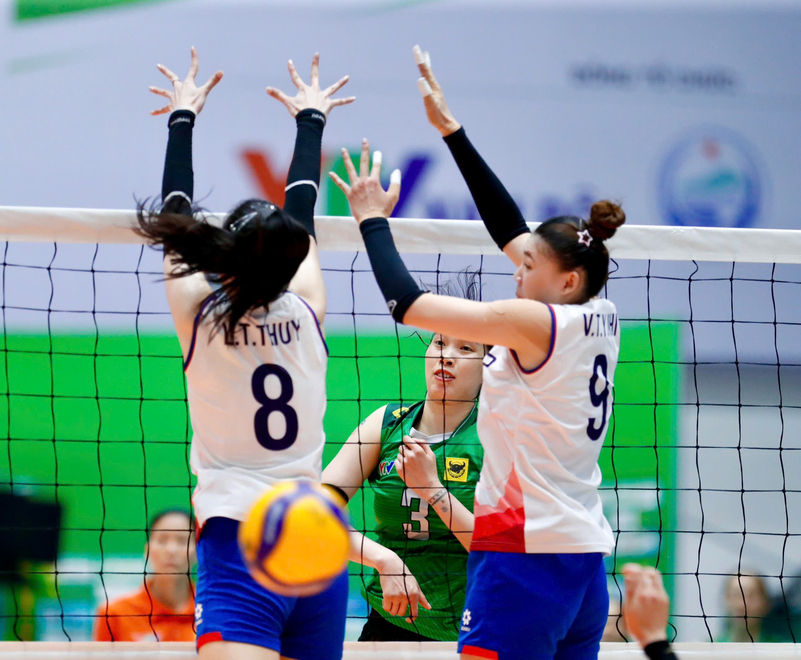 Kết quả bóng chuyền VTV Bình Điền Long An - Hà Nội Tasco: Thanh Thúy tỏa sáng, 3 set nhanh gọn - 3