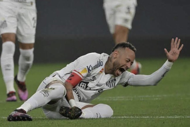 Neymar đau đớn trên sân cỏ sau khi dính chấn thương mới tại Santos FC.