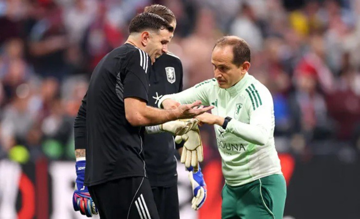 Martinez phải nhận sự chăm sóc y tế ngay trước trận chung kết Europa League