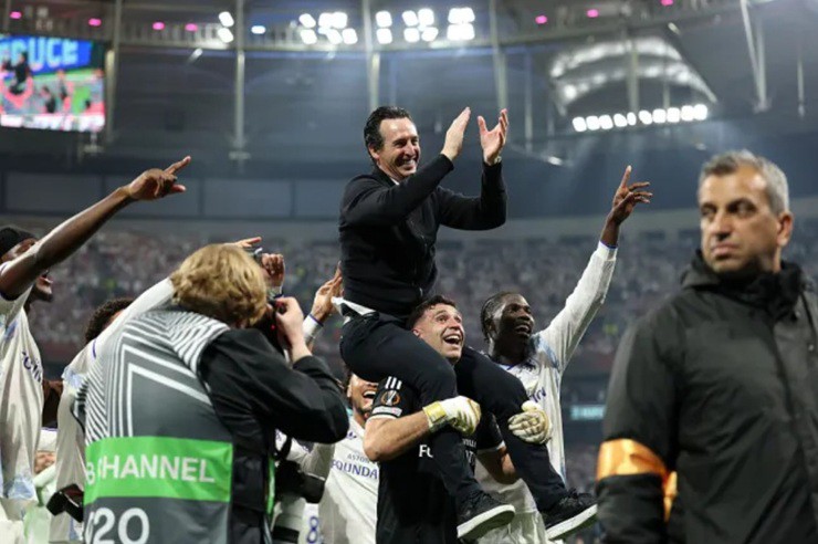 Martinez&nbsp;cõng HLV&nbsp;Emery trên vai&nbsp;trong màn ăn mừng sau trận