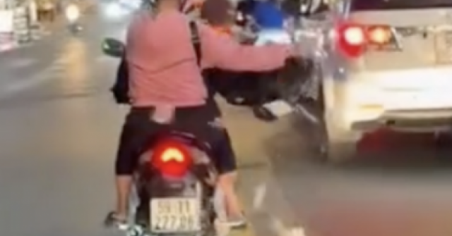 Đang lan truyền video người phụ nữ rải giấy nghi vàng mã xuống đường trung tâm TPHCM