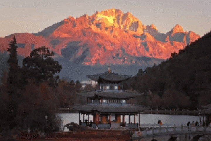 Bình minh đẹp như tranh sơn dầu ở Lệ Giang