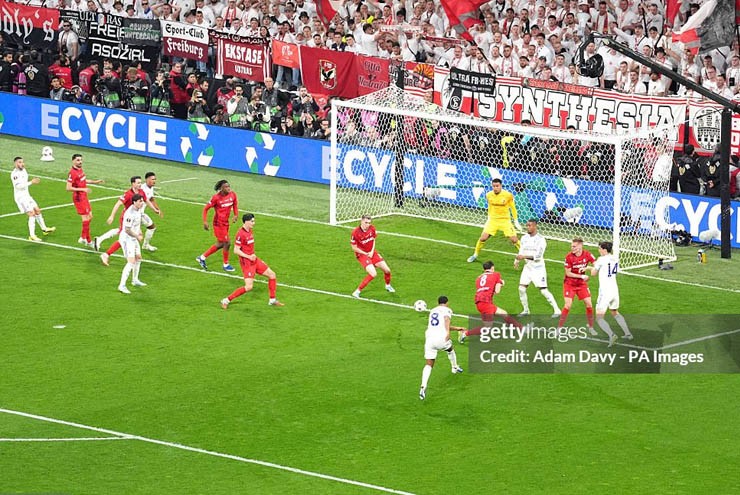Tielemans mở màn ngày thi đấu thăng hoa của Aston Villa bằng pha bắt vô lê cháy lưới Freiburg vào phút 41.&nbsp;