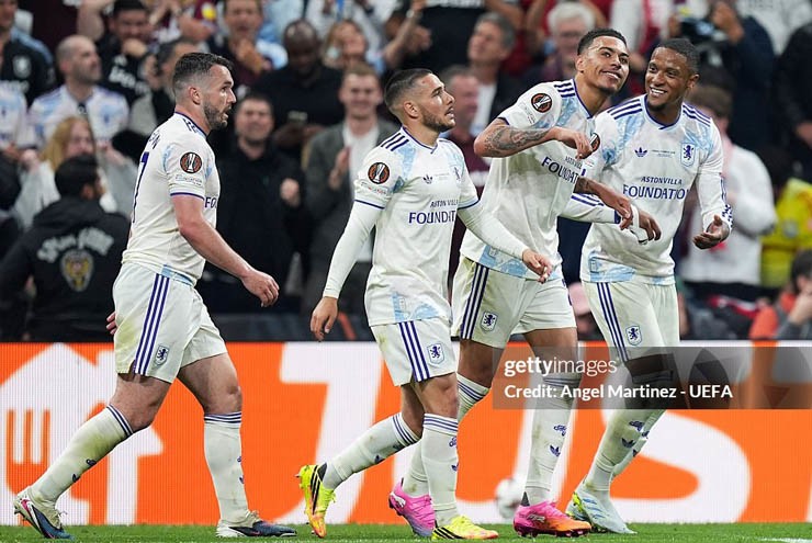 Aston Villa tỏ ra quá mạnh