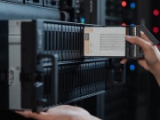 Hệ thống lưu trữ "khủng" chứa được 48 ổ SSD, tổng dung lượng tính bằng PB
