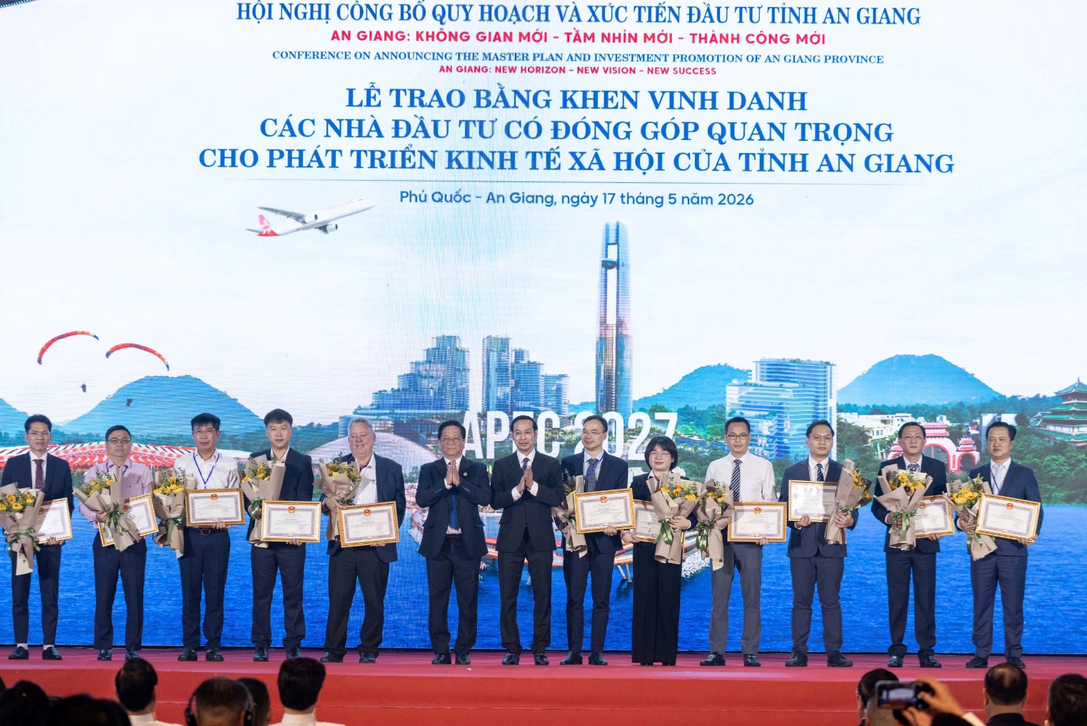 Công ty Cổ phần Xi măng Hà Tiên Kiên Giang (thành viên của Tập đoàn Tân Á Đại Thành) được trao tặng Bằng khen của Chủ tịch UBND tỉnh An Giang