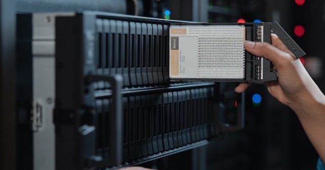 Hệ thống lưu trữ "khủng" chứa được 48 ổ SSD, tổng dung lượng tính bằng PB