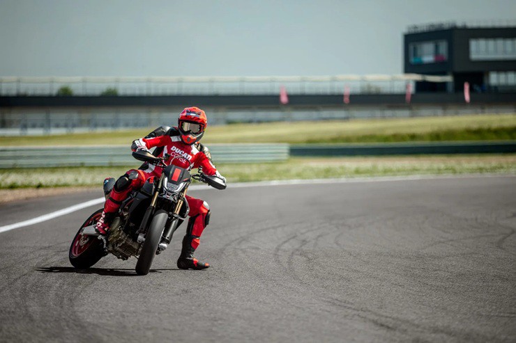 Ducati tung “quái thú mini” Hypermotard 698 Mono Nera, giá gần nửa tỷ - 4