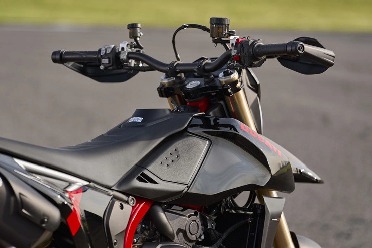Ducati tung “quái thú mini” Hypermotard 698 Mono Nera, giá gần nửa tỷ - 2