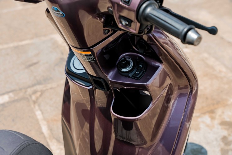 Ngắm Yamaha Grand Filano Hybrid màu nâu quả mọng đẹp lung linh - 5
