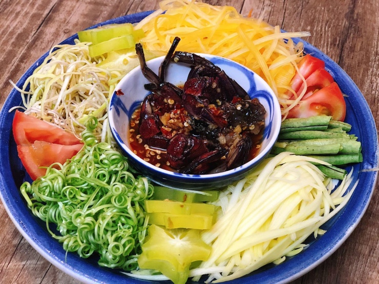 Ở Cà Mau, ba khía muối thường ăn kèm gỏi, tạo thành món ngon lạ miệng. Ảnh: Thương Giang
