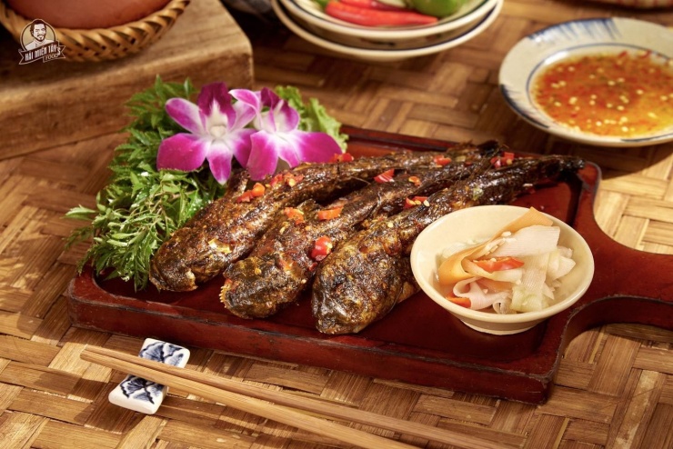 Món cá thòi lòi nướng muối ớt. Thịt cá thòi lòi mềm, dai và thơm, hòa quyện với gia vị chấm mặn mòi khiến thực khách ăn một lần nhớ mãi. Ảnh: Ẩm thực miền Tây