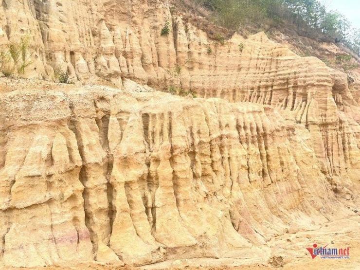  Toàn bộ cảnh quan này không phải công trình nhân tạo mà là kết quả của quá trình xâm thực và sạt lở tự nhiên. Ảnh: Trần Hoàn