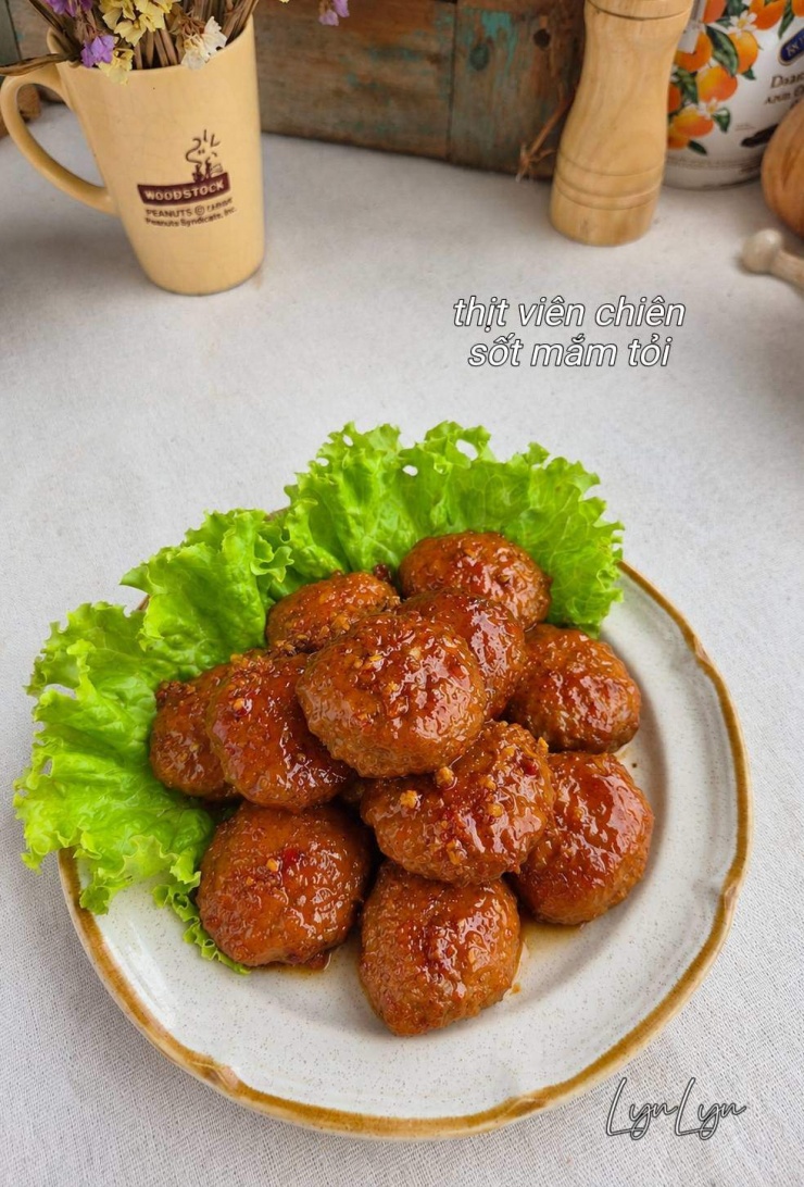 Làm món thịt viên chiên sốt mắm bơ tỏi đậm đà, mềm ẩm cực đưa cơm đừng quên cho loại bột này - 2
