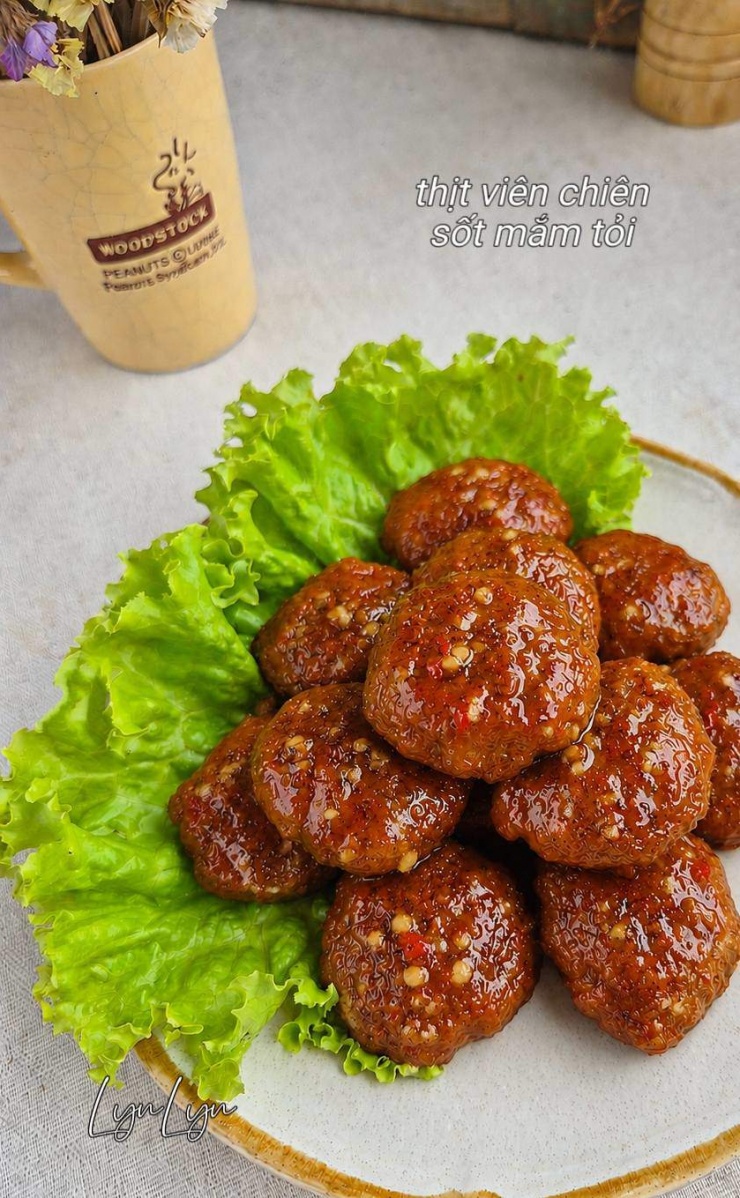 Làm món thịt viên chiên sốt mắm bơ tỏi đậm đà, mềm ẩm cực đưa cơm đừng quên cho loại bột này - 3