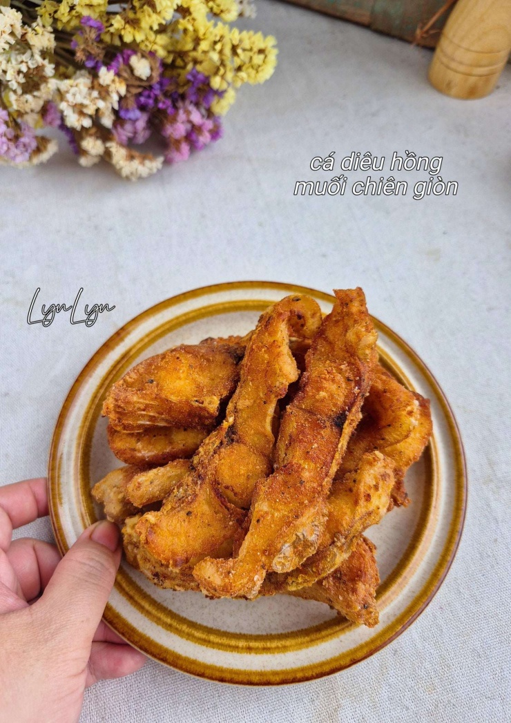 Loại cá có phần thịt trắng, ít tanh, thanh ngọt tự nhiên, đem chiên kiểu này giòn rụm mà không bị ngấy - 2