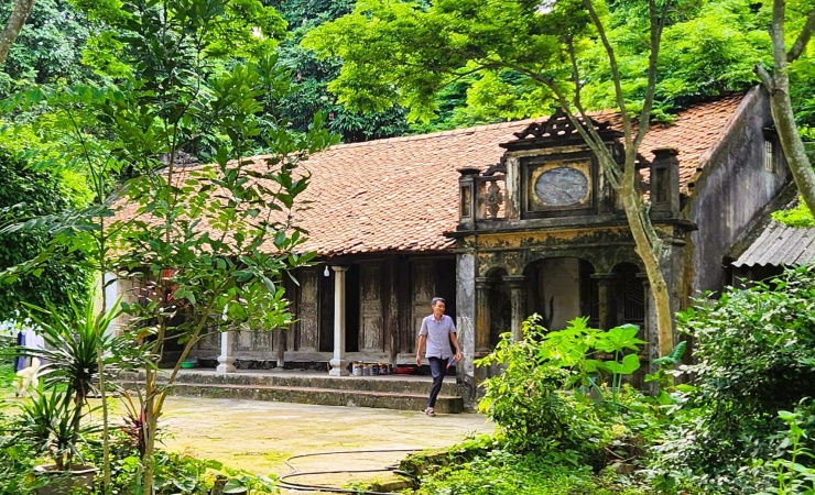 Ngôi nhà cổ của gia đình ông Nguyễn Văn Khoái ở làng Hạnh Phúc Đoàn, phường Đông Quang, tỉnh Thanh Hóa, nằm bình yên giữa không gian xanh tĩnh lặng