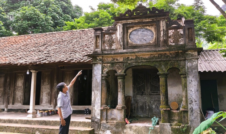 Nét độc đáo của ngôi nhà này là gian ngoài cùng bên phải, mặt tiền phòng khách được thiết kế với hệ thống cửa vòm cuốn pha trộn kiến trúc phương Tây
