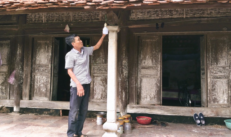 Nét độc đáo nữa là ngay gian giữa ngôi nhà có hai cây cột được làm bằng đá xanh, loại đá nổi tiếng ở làng Nhồi xứ Thanh