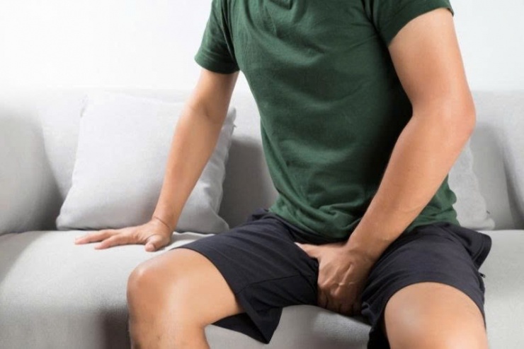 Bí tiểu là tình trạng phổ biến ở nam giới, nhất là người trung niên và cao tuổi, gây khó khăn khi đi tiểu và ảnh hưởng chất lượng cuộc sống