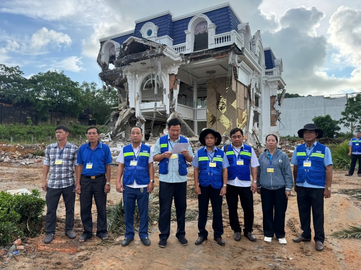 Lực lượng chức năng đọc quyết định cưỡng chế "biệt phủ"