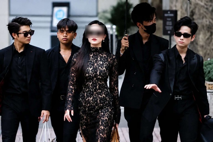Sự xuất hiện rầm rộ với đông đảo vệ sĩ thu hút sự chú ý của đám đông. Ảnh minh hoạ: phuccaramen/docnhanh