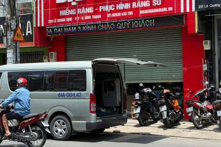 TPHCM: Cảnh sát xuất hiện tại loạt phòng khám nha khoa liên quan vụ ly hôn nghìn tỷ