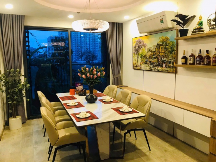 Bàn ăn, đảo bếp hay ghế thường có đường nét thanh thoát, kích thước vừa phải, đảm bảo tiết kiệm diện tích mà vẫn thuận tiện trong sinh hoạt. Ảnh: Đinh Huế