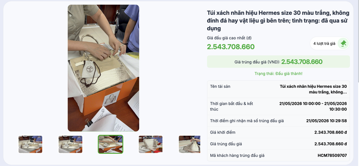 Sau 4 lượt trả giá, chiếc Hermes thứ 2 cũng tìm được chủ nhân mới với số tiền hơn 2,5 tỉ đồng.