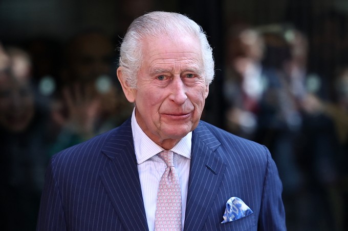 Vua Charles III thăm bệnh viện tại London vào tháng 4/2024. Ảnh: AFP