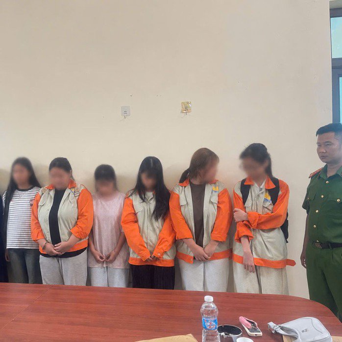 Nhóm học sinh tham gia đánh bạn tại cơ quan công an. Ảnh: Công an cung cấp