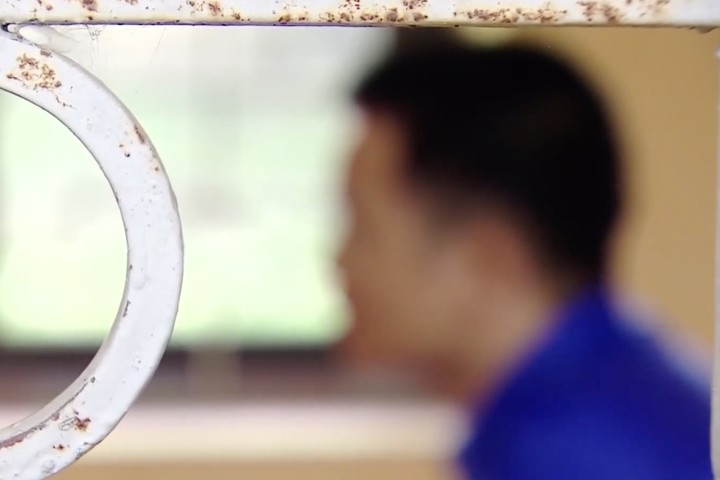 Kẻ cầm đầu khai nhận thu nhập từ đường dây phát lậu bóng đá đạt doanh thu 2 tỷ đồng mỗi tháng. (Ảnh: VTV)
