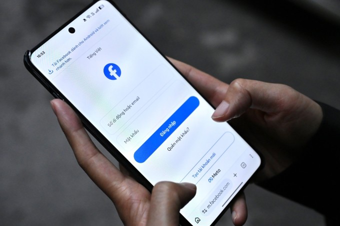 Một người đang đăng nhập vào tài khoản mạng xã hội Facebook. Ảnh: Trọng Đạt