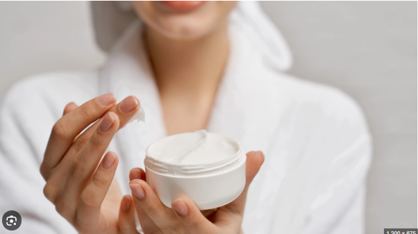Để thực hiện việc cấp ẩm cho da, việc đầu tiên bạn cần làm là lựa chọn loại kem dưỡng ẩm phù hợp.