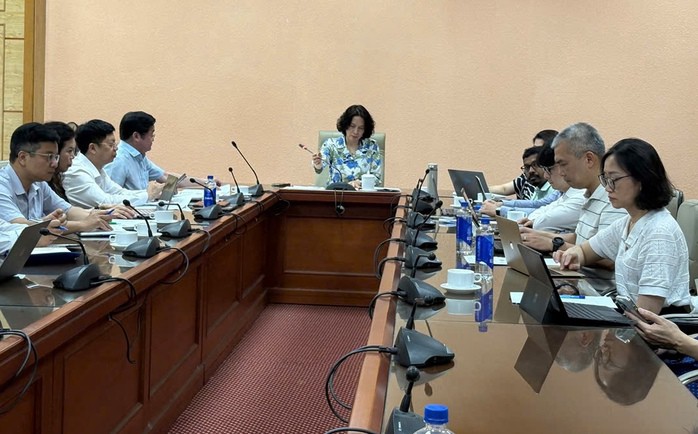 Bộ Y tế họp về công tác giám sát, phòng chống bệnh do virus Ebola. Ảnh: Lam Anh