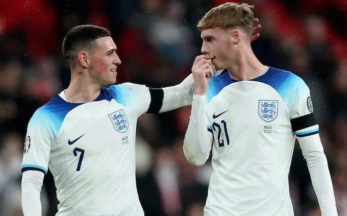 Phil Foden (trái) và Cole Palmer gần như đánh mất chính mình trong thời gian gần đây (Ảnh: Chelsea News)