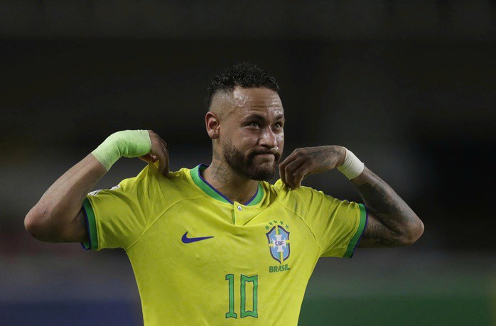 Neymar đang gặp phải chấn thương bắp chân và cần chờ kết luận từ bộ phận y tế tuyển Brazil (Ảnh: AP)