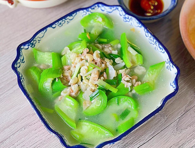 Canh mướp nấu lạc thơm ngon, dễ ăn trong ngày hè.