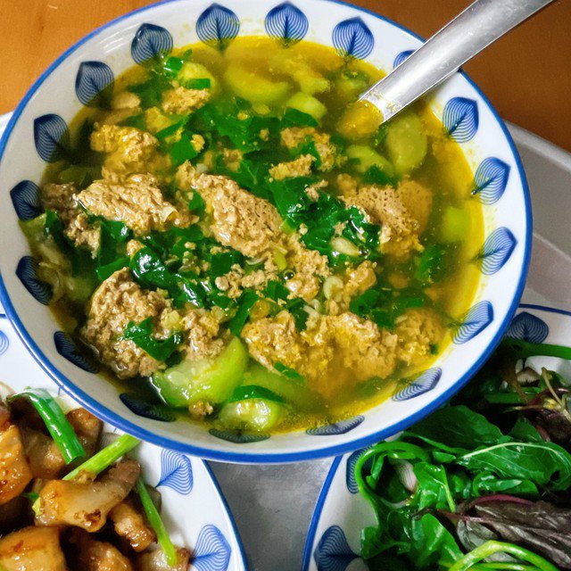 Canh mướp nấu cua, mồng tơi là món canh thanh mát ngày hè thường thấy trong mâm cơm gia đình Việt. Ảnh HM
