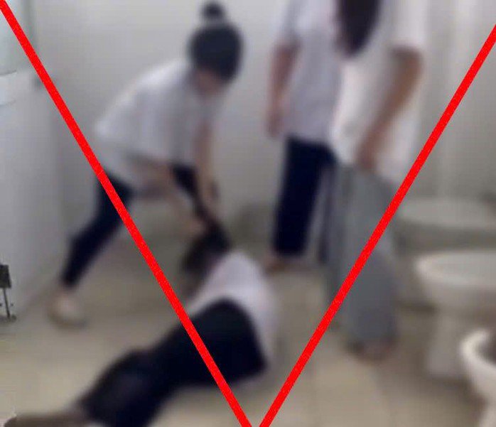 Các đối tượng đánh hội đồng em K. trong nhà vệ sinh. Ảnh: CACC