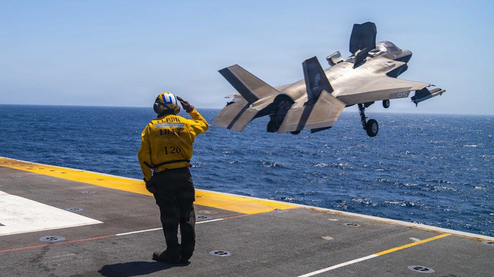 Một chiếc F-35B Lightning II cất cánh từ tàu tấn công đổ bộ lớp America USS Tripoli (LHA 7) hôm 13-5. Tripoli là một trong các tàu chiến Mỹ đang thực hiện nhiệm vụ phong tỏa hải quân tại khu vực gần eo biển Hormuz - Ảnh: HẢI QUÂN MỸ